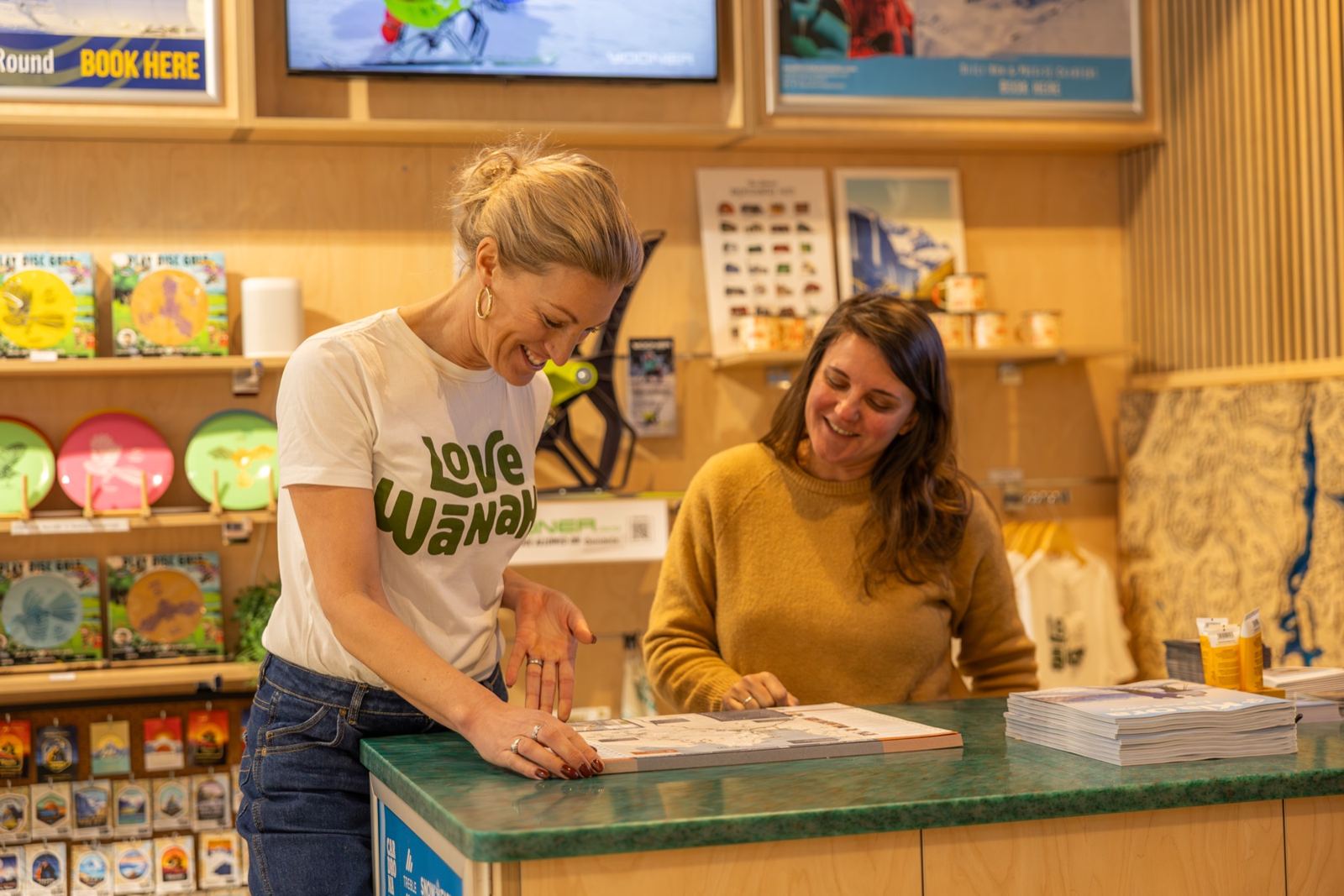 Friendly isite team helping a visitor at the counter